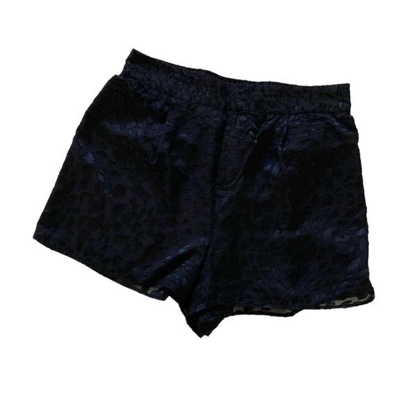 Good American Midnight Leopard
Burnout Shorts Size 3 - Picture 3 of 8